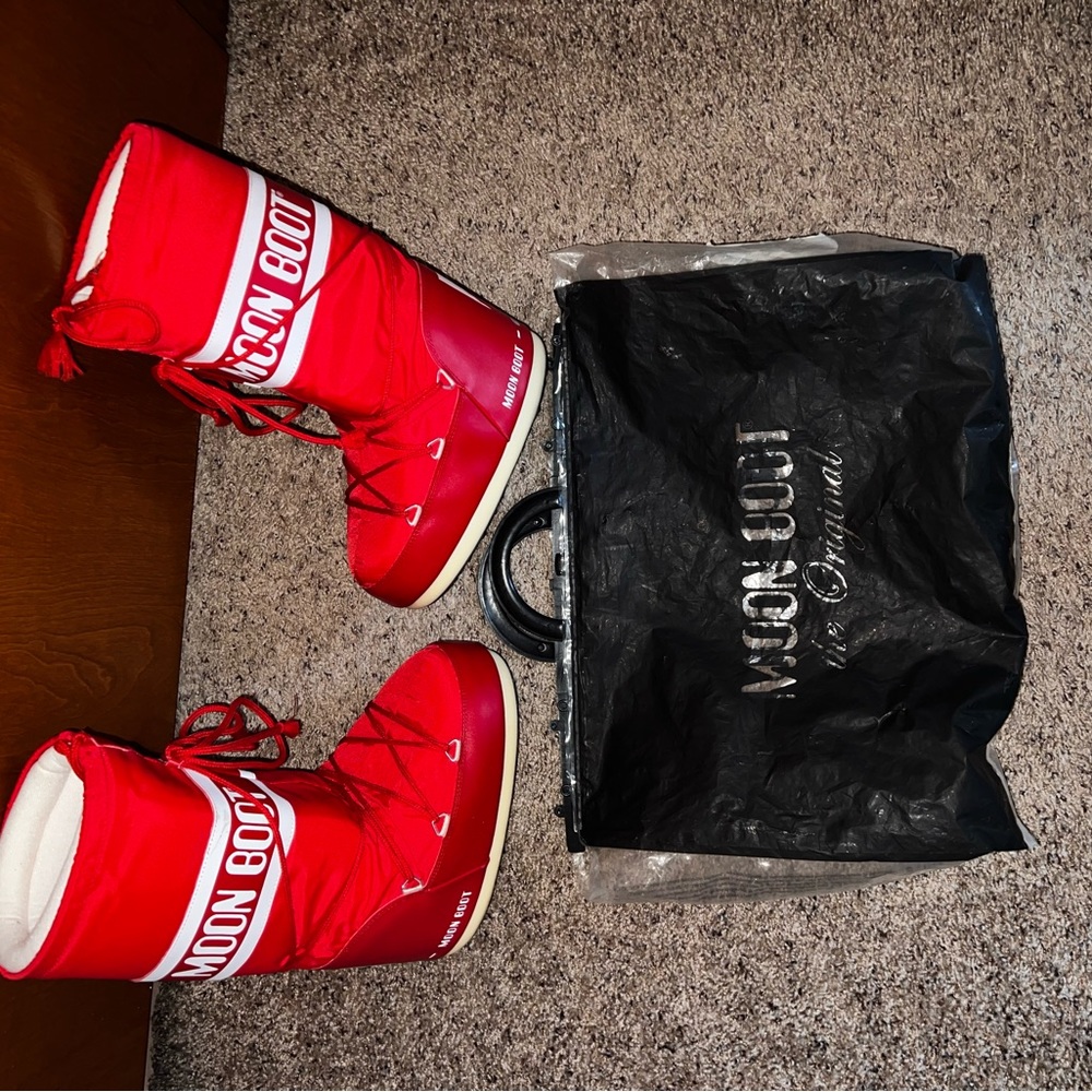 Red Moonboots